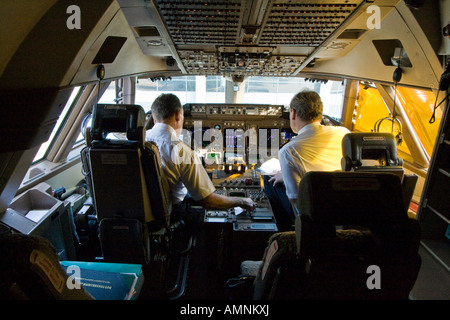 Kapitän und Crew im Cockpit einer Cathay Fluglinie 747 Boeing Commercial Jet Flugzeug Stockfoto