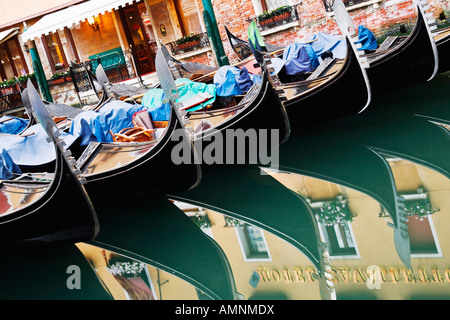 Reihe von Gondeln, Venedig, Veneto, Italien Stockfoto