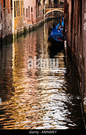 Gondeln am Kanal, Venedig, Veneto, Italien Stockfoto