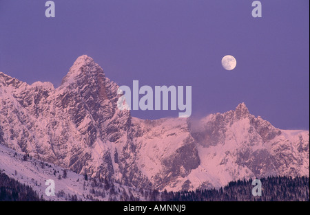 Mond über Berge, Mount Dachstein, Österreich Stockfoto