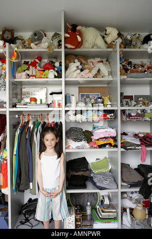 Mädchen stehen vor Kleiderschrank Stockfoto