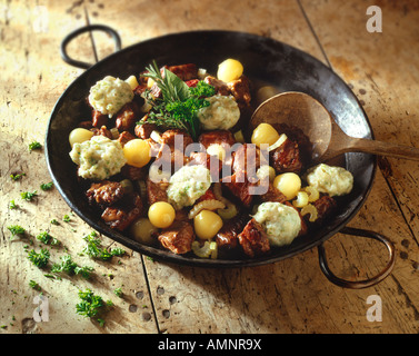 Traditionelles britisches Rindfleisch Eintopf und Knödel in einem Topf gekocht worden und bereit zu dienen Stockfoto