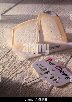 2 Hälften der französischen Pyramide Chevre frischen Käse mit Pur Chevre Zeichen Stockfoto