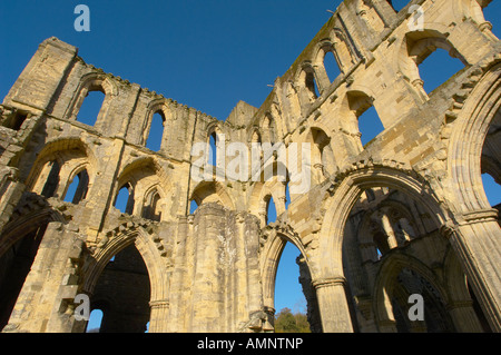 Ende der Abtei mit gotischen Bögen. English Heritage Site. Rievaulx Abtei, Nationalpark in North Yorkshire, England Stockfoto