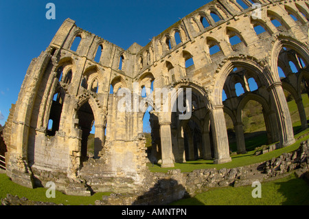 Ende der Abtei mit gotischen Bögen. English Heritage Site. Rievaulx Abtei, Nationalpark in North Yorkshire, England Stockfoto