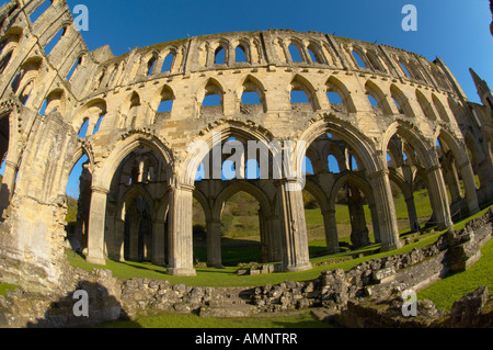 Ende der Abtei mit gotischen Bögen. English Heritage Site. Rievaulx Abtei, Nationalpark in North Yorkshire, England Stockfoto