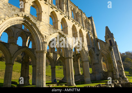 Ende der Abtei mit gotischen Bögen. English Heritage Site. Rievaulx Abtei, Nationalpark in North Yorkshire, England Stockfoto