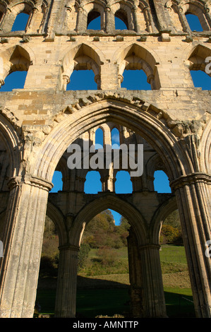 Ende der Abtei mit gotischen Bögen. English Heritage Site. Rievaulx Abtei, Nationalpark in North Yorkshire, England Stockfoto