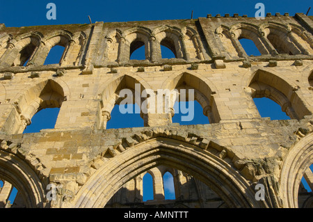 Ende der Abtei mit gotischen Bögen. English Heritage Site. Rievaulx Abtei, Nationalpark in North Yorkshire, England Stockfoto