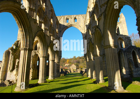 Ende der Abtei mit gotischen Bögen. English Heritage Site. Rievaulx Abtei, Nationalpark in North Yorkshire, England Stockfoto