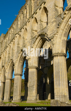 Ende der Abtei mit gotischen Bögen. English Heritage Site. Rievaulx Abtei, Nationalpark in North Yorkshire, England Stockfoto