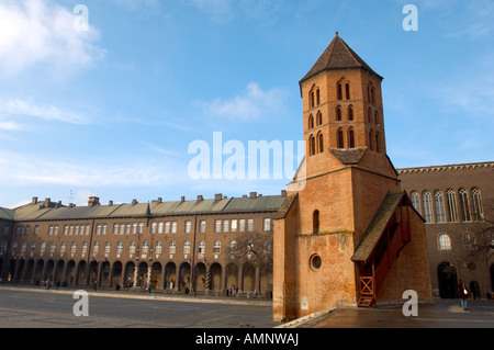 Der Dom und die Universität Platz (Dom Voitivkirche) Turm vorne. Szeged, Ungarn. Stockfoto