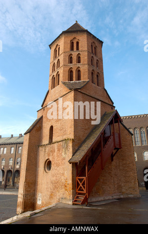 Der Dom (Dom Voitivkirche) Turm plus Universität Kreuzgang. Szeged, Ungarn. Stockfoto