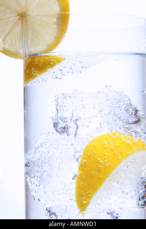 Power-Drink, Wasser mit Zitrone, Ausschnitt, weißer Hintergrund Stockfoto