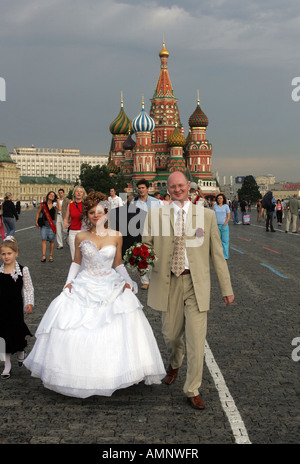 Brautpaar auf dem Roten Platz, Moskau, Russland Stockfoto