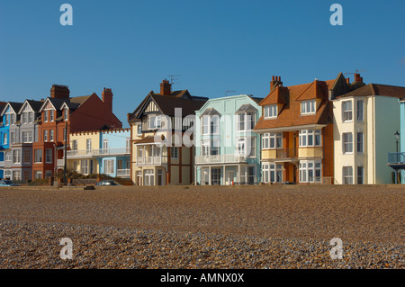 Bunt bemalte Haus und Ferienhaus am Meer Strand von Aldeburgh, East Anglia, Suffolk, England Stockfoto