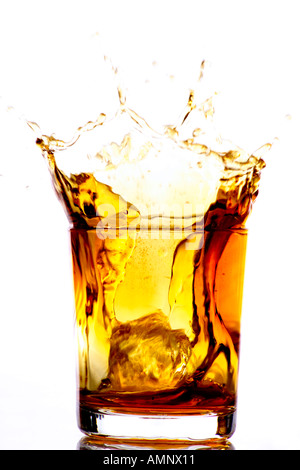 Eiswürfel in Whiskeyglas fallen Stockfoto
