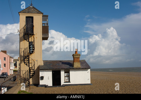 Bunte Fischers Aussichtsturm und Ferienhaus am Meer Strand von Aldeburgh, East Anglia, Suffolk, England Stockfoto