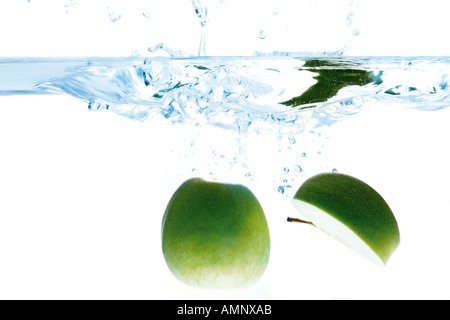 Grüne Äpfel im Wasser Stockfoto