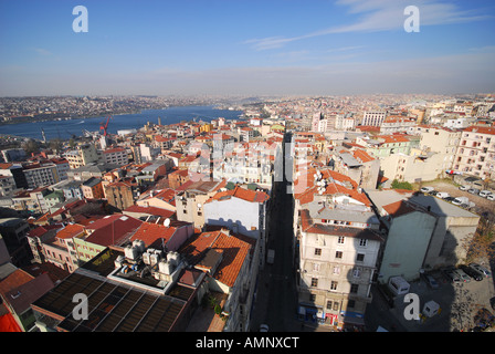 ISTANBUL. Blick auf die Stadt von oben auf den Galata-Turm im Stadtteil Beyoglu, mit dem Goldenen Horn auf der linken Seite. 2007. Stockfoto