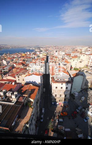 ISTANBUL. Blick auf den Stadtteil Beyoglu vom oberen Rand der Galata-Turm, mit dem Goldenen Horn auf der linken Seite. 2007. Stockfoto