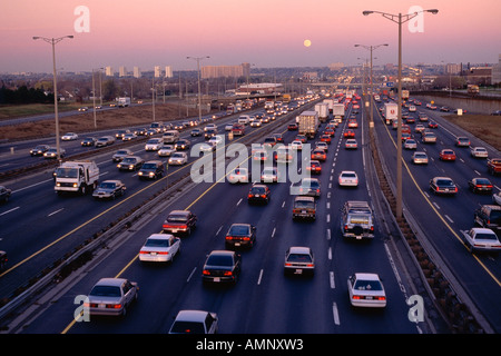 Verkehr auf Highway 401, Toronto, Ontario, Kanada Stockfoto