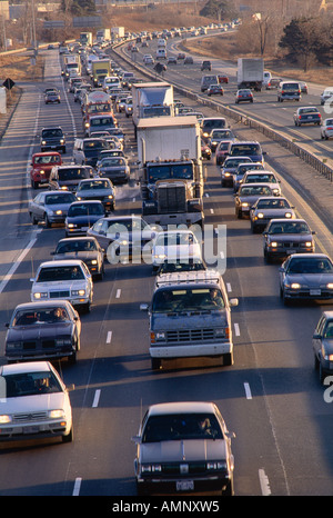 Verkehr auf der Autobahn #401, Toronto, Ontario, Kanada Stockfoto