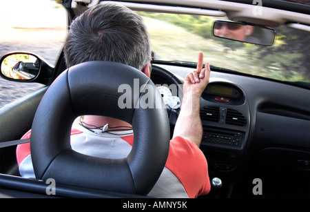 Road Rage - Reizen verärgert man-Fahrer mit einem Finger Geste Stockfoto