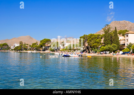 DIE KIEFER GEHWEG PUERTO POLLENSA AUF MALLORCA Stockfoto