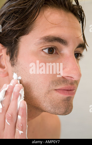 Porträt des jungen Mannes rasieren Nahaufnahme Stockfoto