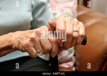 Hände einer alten Frau, die einen Gehstock hält Stockfoto