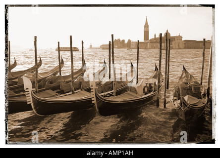 Gondeln in der frühen Morgensonne Venedig Italien Stockfoto