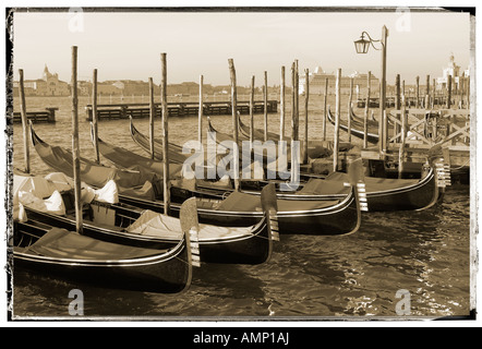 Gondeln in der frühen Morgensonne Venedig Italien Stockfoto