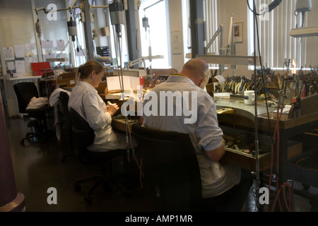 Zwei Personen arbeiten in Amsterdam Diamond District und Diamond Factory Stockfoto