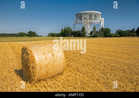 Der Riese Mk1A Jodrell Bank Radioteleskop und Runde geernteten Heuballen, in der Nähe von Holmes Chapel, Cheshire, England, UK Stockfoto