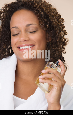 Afrikanische Frau Parfüm aufsetzen Stockfoto