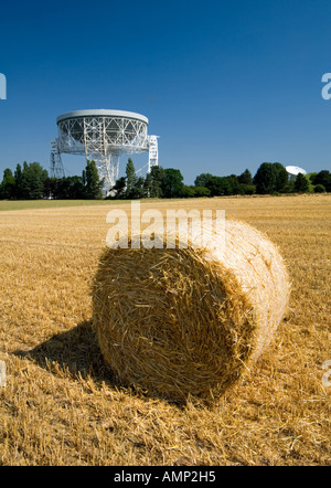 Der Riese Mk1A Jodrell Bank Radioteleskop und Runde geernteten Heuballen, in der Nähe von Holmes Chapel, Cheshire, England, UK Stockfoto