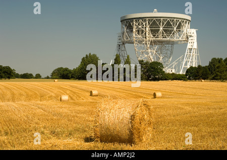 Der Riese Mk1A Jodrell Bank Radioteleskop und Runde geernteten Heuballen, in der Nähe von Holmes Chapel, Cheshire, England, UK Stockfoto