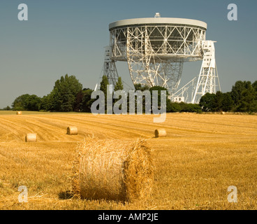 Der Riese Mk1A Jodrell Bank Radioteleskop und Runde geernteten Heuballen, in der Nähe von Holmes Chapel, Cheshire, England, UK Stockfoto