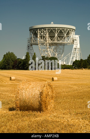 Der Riese Mk1A Jodrell Bank Radioteleskop und Runde geernteten Heuballen, in der Nähe von Holmes Chapel, Cheshire, England, UK Stockfoto