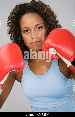 Afrikanische Frau tragen Boxhandschuhe Stockfoto
