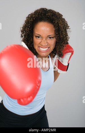 Afrikanische Frau tragen Boxhandschuhe Stockfoto
