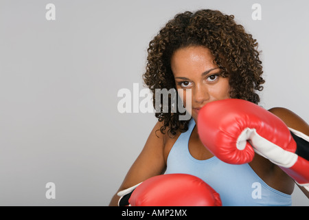 Afrikanische Frau tragen Boxhandschuhe Stockfoto