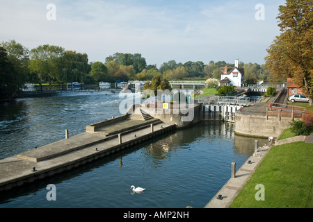 Sperren Sie Wehr und Schleusenwärter s Cottage auf der Themse bei aufspiessen und Streatley in Oxfordshire, von der Straßenbrücke Stockfoto