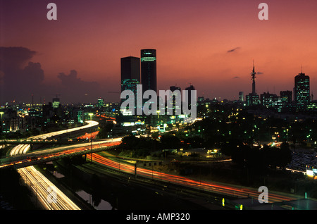 Sicht in der Dämmerung des Austausches in Ayalon Highway eine große intracity Freeway in Tel Aviv, Israel. Stockfoto