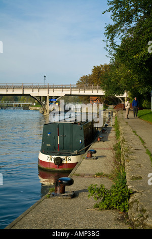 Schmale Boot vor Anker am Leinpfad unter der Themse Wehr und Straßenbrücke am Goring und Streatley in Oxfordshire Stockfoto