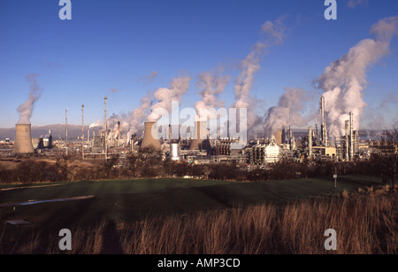 Grangemouth Raffinerie an einem sonnigen Winternachmittag mit der Dampf-Erhöhung fast senkrecht in den Himmel Stockfoto