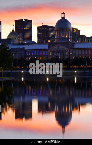 Bonsecours Markt, Marche Bonsecours gesehen aus dem Bonsecours Basin in der Nacht in Old Montreal und alten Hafen, Quebec, Kanada. Stockfoto