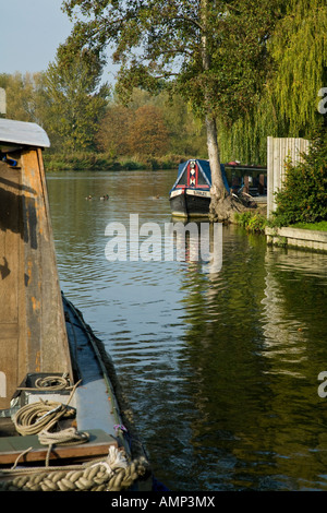 Schmale Boote vertäut am Goring Sperre auf der Themse in Oxfordshire Stockfoto