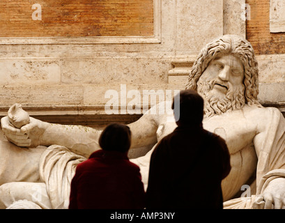 Ein großer Brunnen mit der Kolossalstatue des ein Flussgott, bekannt als Marforio, Capitoline Museum, Rom, Italien Stockfoto